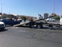 KÜÇÜKYALı - Küçükyalı'da Otomobil İle Minibüs Çarpıştı Açıklaması 1 Yaralı