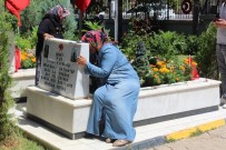 KURAN-ı KERIM - Şehit Yakınları Ve Vatandaşlar Arefe Günü Mezarlıklara Akın Etti