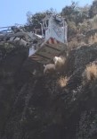 ULAŞLı - Uçurumda Mahsur Kalan Keçileri İtfaiye Kurtardı