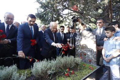 Bahçeli, Türkeş'in Anıt Mezarını Ziyaret Etti