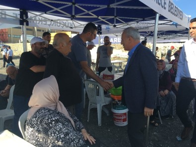 Başkan Çebi, Kurban Satış Ve Kesim Alanında Vatandaşla Bayramlaştı