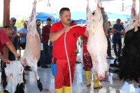 TEMİZLİK GÖREVLİSİ - Büyükşehir'in Ücretsiz Kurban Kesim Noktalarına Yoğun İlgi