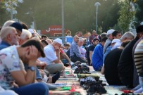 BAYRAM NAMAZI - Sakaryalılar, Bayram Namazını Demokrasi Meydanında Kıldı