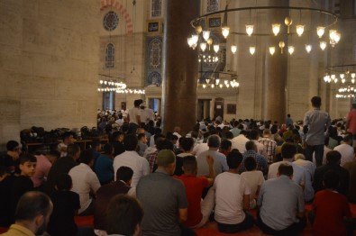 Süleymaniye Camii'nde Bayram Namazı Sonrası Sıcak Çorba İkramı