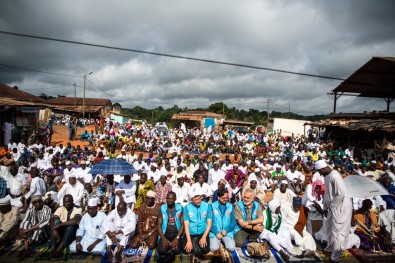 TDV, Abidjan'da Bayram Namazı Sonrası Kur'an-I Kerim Dağıttı