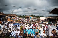 KURBAN KESİMİ - TDV, Abidjan'da Bayram Namazı Sonrası Kur'an-I Kerim Dağıttı