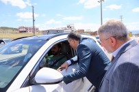 KURBAN BAYRAMı - Vali Ve Başkan Sürücülerin Leblebili Bayram Kutlaması