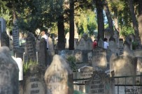 BAYRAM NAMAZI - Vatandaşlar Mezarlığa Akın Etti