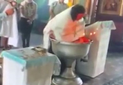 Yeni Doğan Bebeğe Vaftiz Sırasında Şiddet