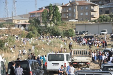 Yüksekova'da Vatandaşlar Bayram Namazı Sonrası Mezarlıklara Akın Etti