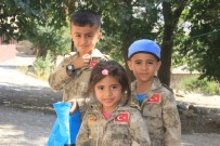 BAYRAM ŞEKERİ - Asker Kıyafetli Hakkarili Çocuklar Bayrama Renk Kattı