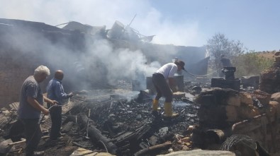 İki Ev Yangında Zarar Gördü, 3 Kişi Dumandan Etkilendi