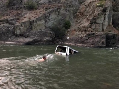 Kamyonet Çoruh Nehri'ne Uçtu Açıklaması 1 Ölü, 3 Yaralı