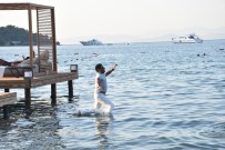 ŞARKICI - Sahneden İnip Kendini Bir Anda Denize Bıraktı