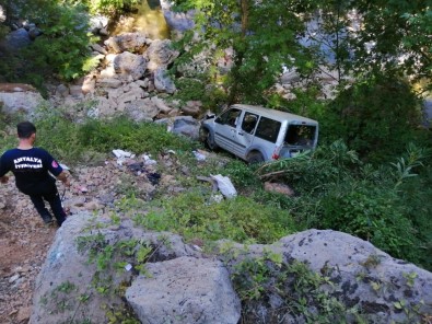 Ticari Araç Şarampole Yuvarlandı Açıklaması 1 Ölü, 1 Yaralı