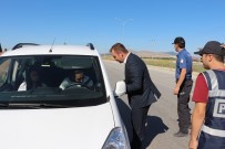 KURBAN BAYRAMı - Kaymakam Çikolata İkram Etti Emniyet Kemerinin Önemini Anlattı