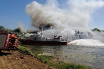 YOLCU GEMİSİ - Rusya'da Tersaneye Çekilen Yolcu Gemisinde Yangın