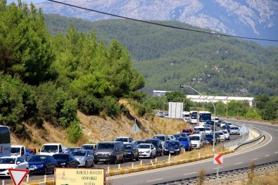 Sakin Kent'in Nüfusu 25 Katına Çıktı, Trafik Durdu