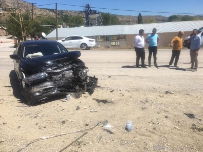 Tosya'da İki Otomobil Çarpıştı Açıklaması 3 Yaralı