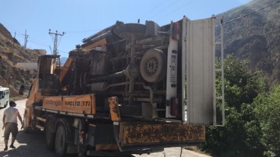 Artvin'de Kamyonet Şarampole Yuvarlandı Açıklaması 1 Ölü, 1 Yaralı