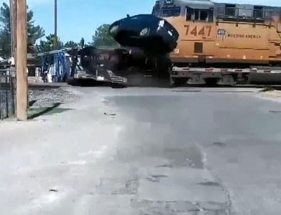 Otomobil yüklü TIR'a tren çarptı!