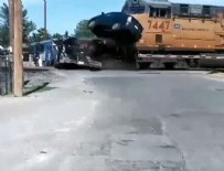 EL PASO - Otomobil yüklü TIR'a tren çarptı!