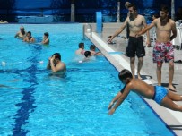 BAYRAM TATİLİ - Sıcaktan Bunalan Havuzda Serinledi