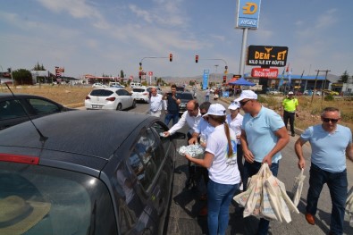 Bayram Tatili Dönüşü Sandıklı'dan Geçenlere Yöresel İkramlar