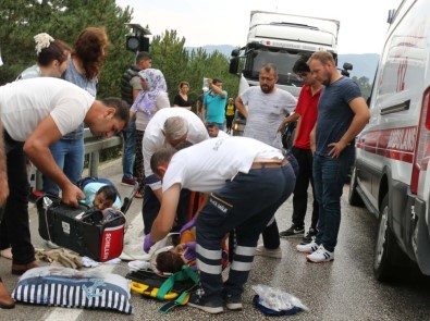 Bolu'da, Tırla Çarpışan Otomobildeki 1'İ Çocuk 6 Kişi Yaralandı