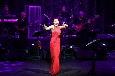 Candan Erçetin Kulakların Pasını Sildi