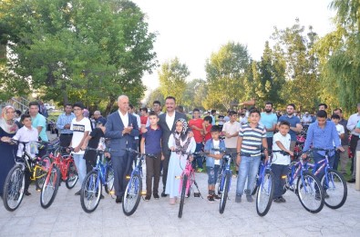 Elbistan Belediyesi'nden 100 Çocuğa Bisiklet