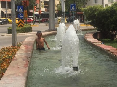 Eskişehir'de Sıcaktan Bunalan Çocukların Suda Tehlikeli Oyunu