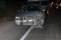 Minibüs İle Otomobil Çarpıştı Açıklaması 5 Yaralı