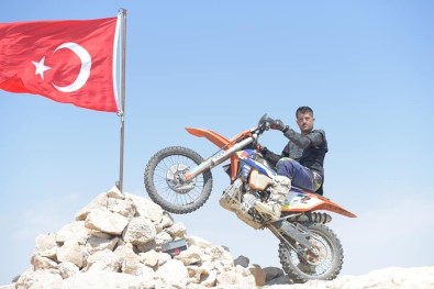 Motorlarıyla 3 Bin Metreye Tırmanıp Türk Bayrağını Yenilediler