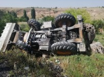 İŞ MAKİNESİ - Şarampole Devrilen İş Makinesi Alev Aldı Açıklaması 1 Yaralı