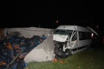 TAŞAĞıL - Tur Minibüsü Kamyona Çarptı Açıklaması 5'İ Turist 6 Yaralı
