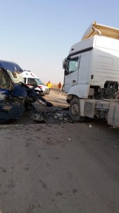 Aksaray'da Minibüs İle Kamyon Çarpıştı Açıklaması 1 Yaralı