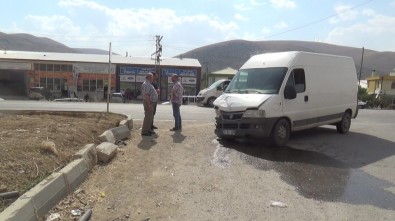 Bayburt'ta Minibüs İle Otomobil Çarpıştı Açıklaması 1 Ölü, 2 Yaralı