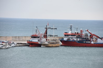 Sinop'ta Karaya Oturan Tekne Kurtarıldı