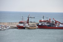 GEZİ TEKNESİ - Sinop'ta Karaya Oturan Tekne Kurtarıldı