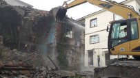 KALEDERE - Ünye'de Metruk Binalar Yıkılıyor