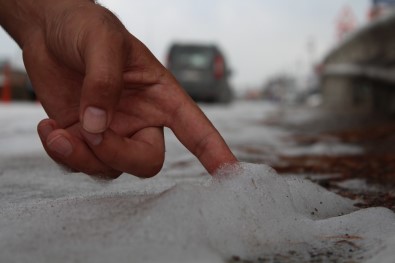 Yolu Dökülen Sabun Yağmur Yağınca Köpürdü, Beyaza Bürünen Yolu Gören Şaşkınlığını Gizleyemedi