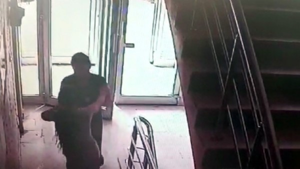 Komşu kızını darp edip saçlarını yoldu