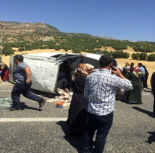 Diyarbakır'da İnşaat Malzemeleri Taşıyan Minibüs Devrildi Açıklaması 1'İ Ağır 7 Yaralı