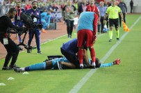 SIVASSPOR - O futbolcu hastaneye kaldırıldı