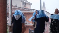 İLGİNÇ GÖRÜNTÜ - Sağanak Ve Fırtına Bursa'yı Da Vurdu...Kadınlar Yağmurdan Böyle Korundu