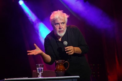Uğur Yücel 'Azınlıkta Kaldık' İle İzleyicileri Kahkahalara Boğdu