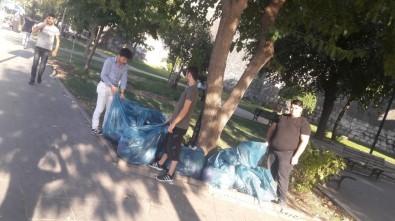 Ülkücüler Şehitlerin Kanıyla Ayakta Duran Surları Temizledi