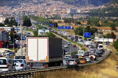 Uzatma Tatilciler Trafiği Kilitledi