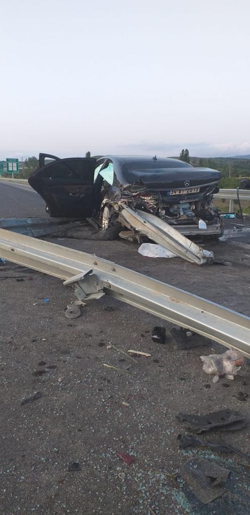 Feci kaza! Adeta bariyerlere saplandı